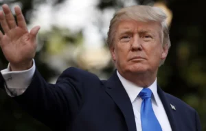U.S. President Donald Trump talks to members of the press en route to Florida, U.S., November 14, 2025. REUTERS/Annabelle Gordon REUTERS