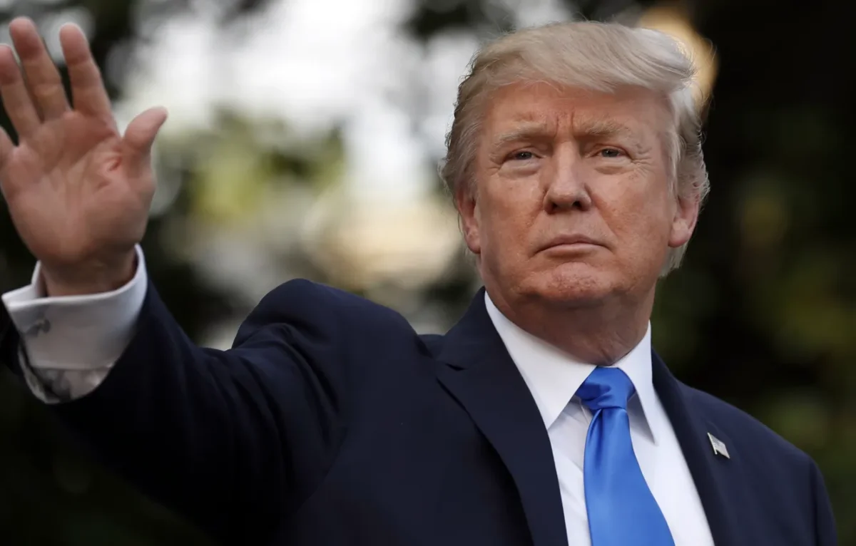 U.S. President Donald Trump talks to members of the press en route to Florida, U.S., November 14, 2025. REUTERS/Annabelle Gordon REUTERS