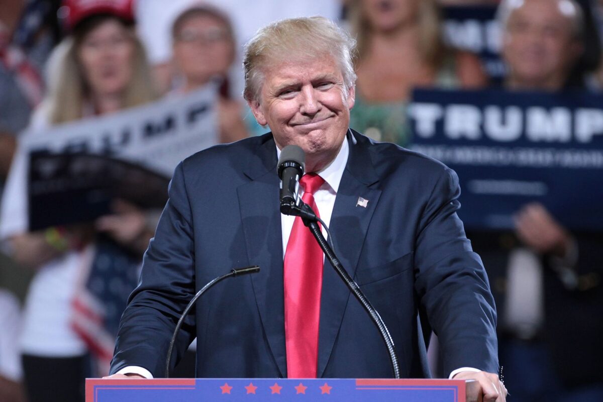 Description Donald Trump speaking with supporters at a campaign rally at Veterans Memorial Coliseum at the Arizona State Fairgrounds in Phoenix, Arizona. Please attribute to Gage Skidmore if used elsewhere. Date 18 June 2016, 17:09 Source Donald Trump Author Gage Skidmore from Peoria, AZ, United States of America