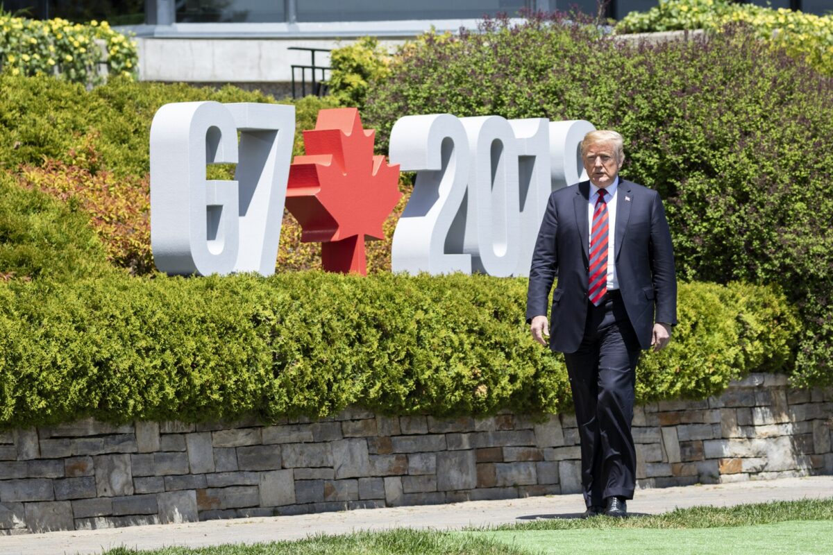 English: President Donald J. Trump arrives at the G-7 Official Welcome, Friday, June 8, 2018, and is greeted by Canadian Prime Minister Justin Trudeau and his wife Mrs. Sophie Gregoire Trudeau, at the Fairmont Le Manoir Richelieu, in Charlevoix, Canada. (Official White House Photo by Shealah Craighead)