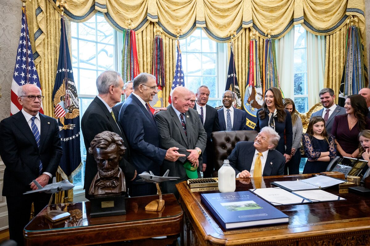 English: President Donald Trump signs Executive Orders including the “Whole Milk for Healthy Kids Act" alongside HHS Secretary Robert F. Kennedy, Jr., Secretary of Agriculture Brooke Rollins, and dairy farmers in the Oval Office, Wednesday, January 14, 2026. (Official White House Photo by Joyce N. Boghosian)